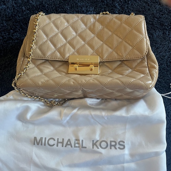 Michael Kors Light Weight Small Flap bag - Picture 2 of 3